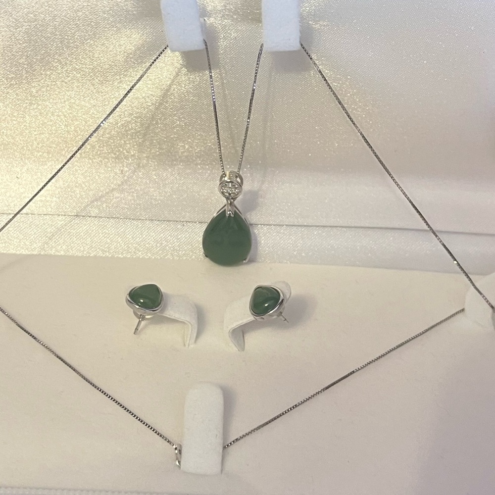 Authentic Chinese Jade Pendant Necklace and Earring Set (new, never worn, in box - Picture 3 of 6